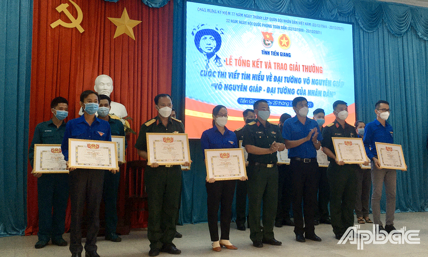 xuất sắc đạt giải tại cuộc thi viết tìm hiểu về Đại tướng Võ Nguyên Giáp