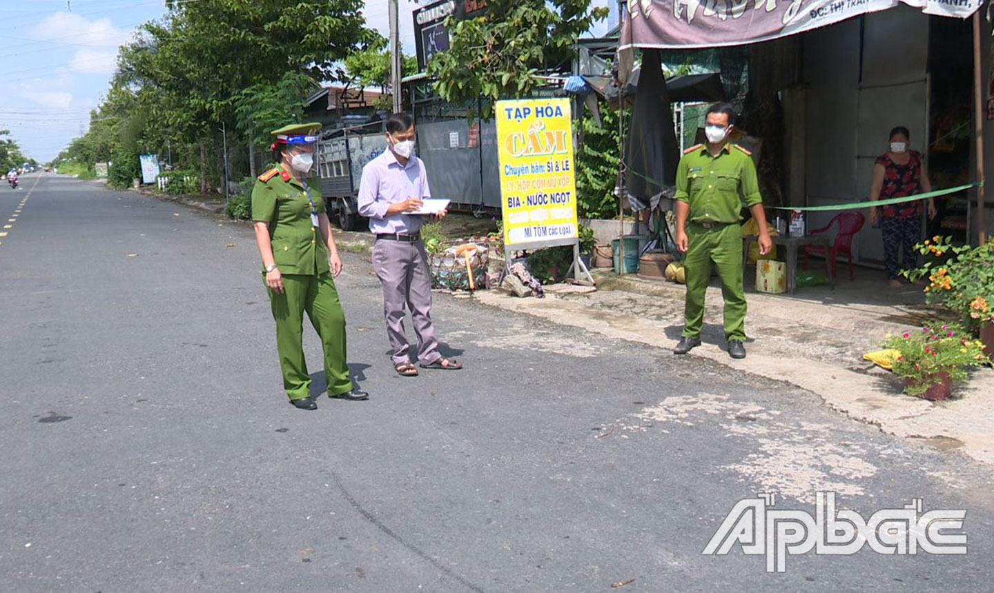 Hiện trường vụ việc 1 đối tượng chống người thi hành công vụ xảy ra trong  thời gian thực hiện Chỉ thị 16 của Thủ tướng Chính phủ về thực hiện các  biện pháp cấp bách phòng, chống dịch Covid-19.