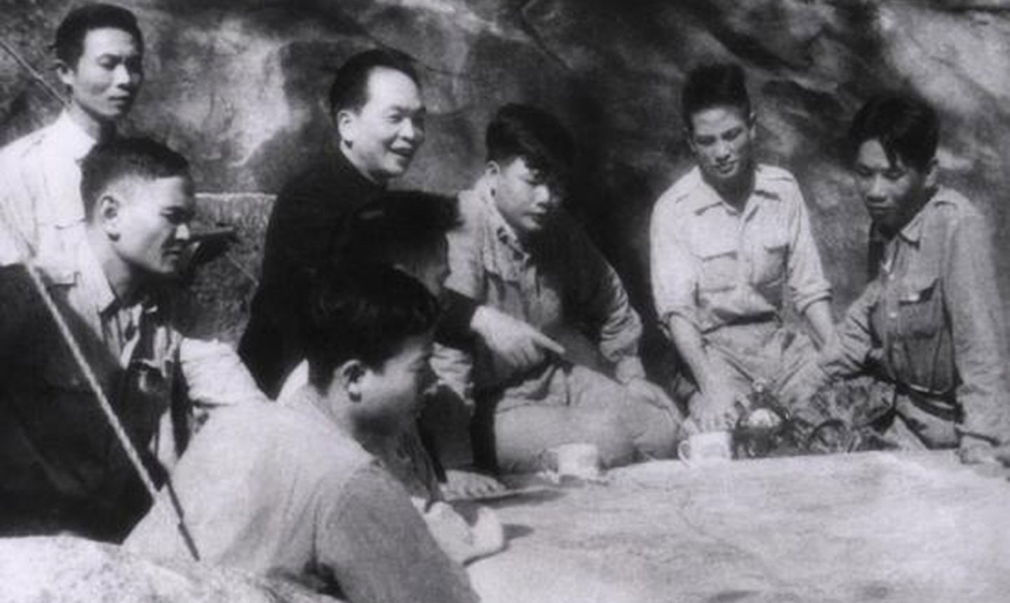 Đại tướng Võ Nguyên Giáp cùng các tướng lĩnh Quân đội ta hoạch định kế hoạch tấn công Điện Biên Phủ tháng 3-1954. 