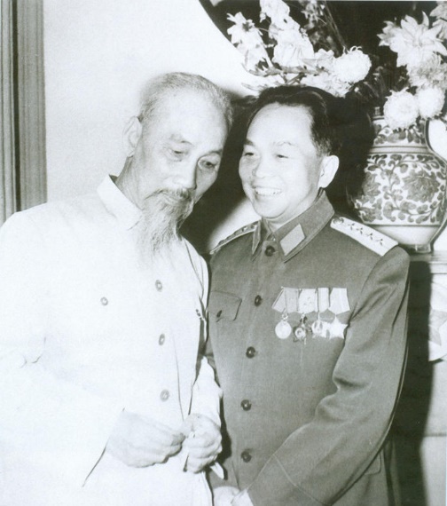 Chủ tịch Hồ Chí Minh và Đại tướng Võ Nguyên Giáp.