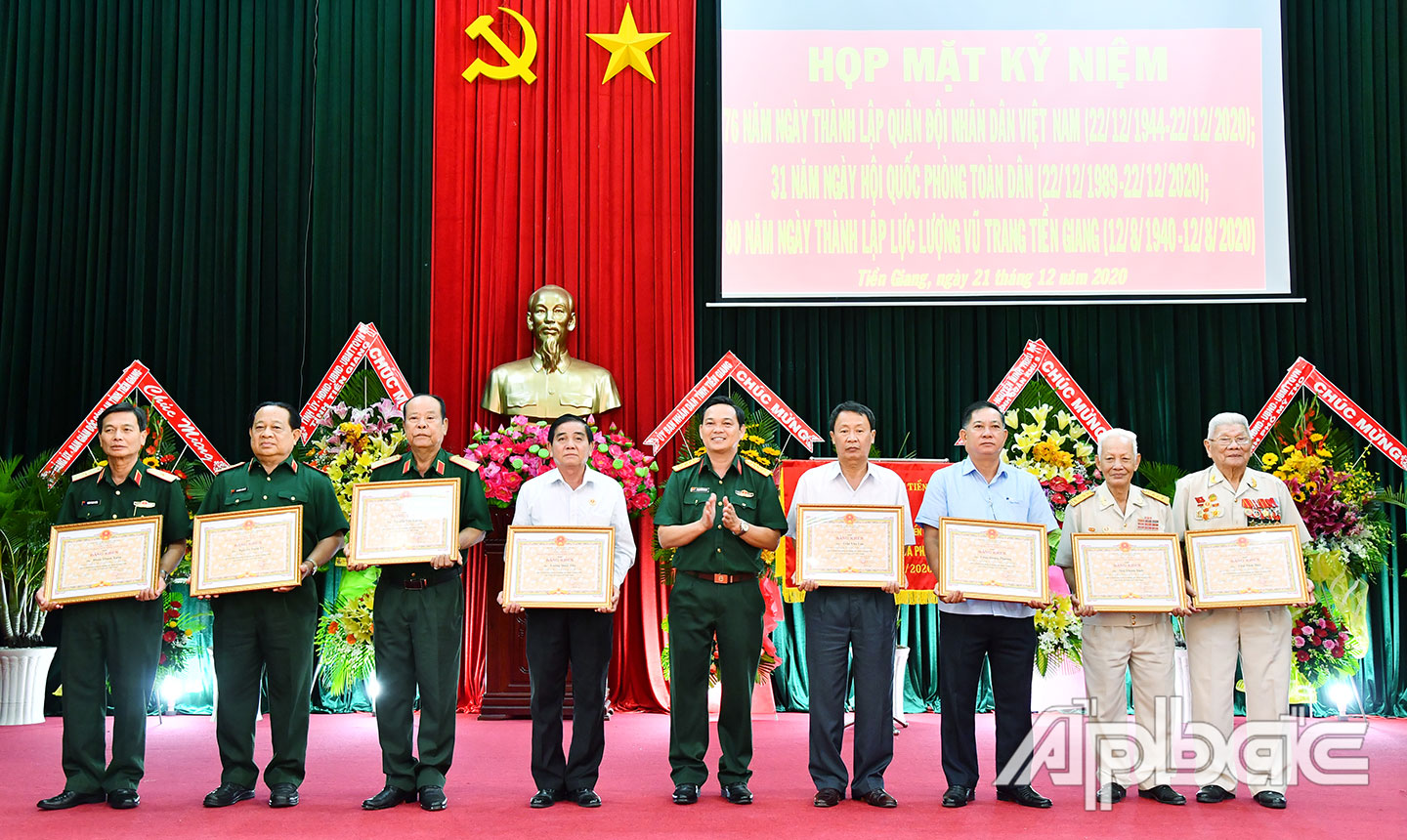 Lãnh đạo Bộ CHQS tỉnh trao Bằng khen của UBND tỉnh cho các đồngchí nguyên lãnh đạo LLVT tỉnh nhân kỷ niệm 80 năm Ngày thành lập LLVT tỉnh.  Ảnh: THANH LÂM