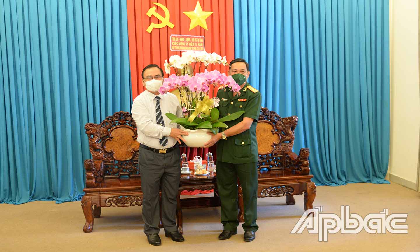 Đồng chí Võ Văn Bình đến thăm và tặng quà Bộ Chỉ huy Quân sự tỉnh.
