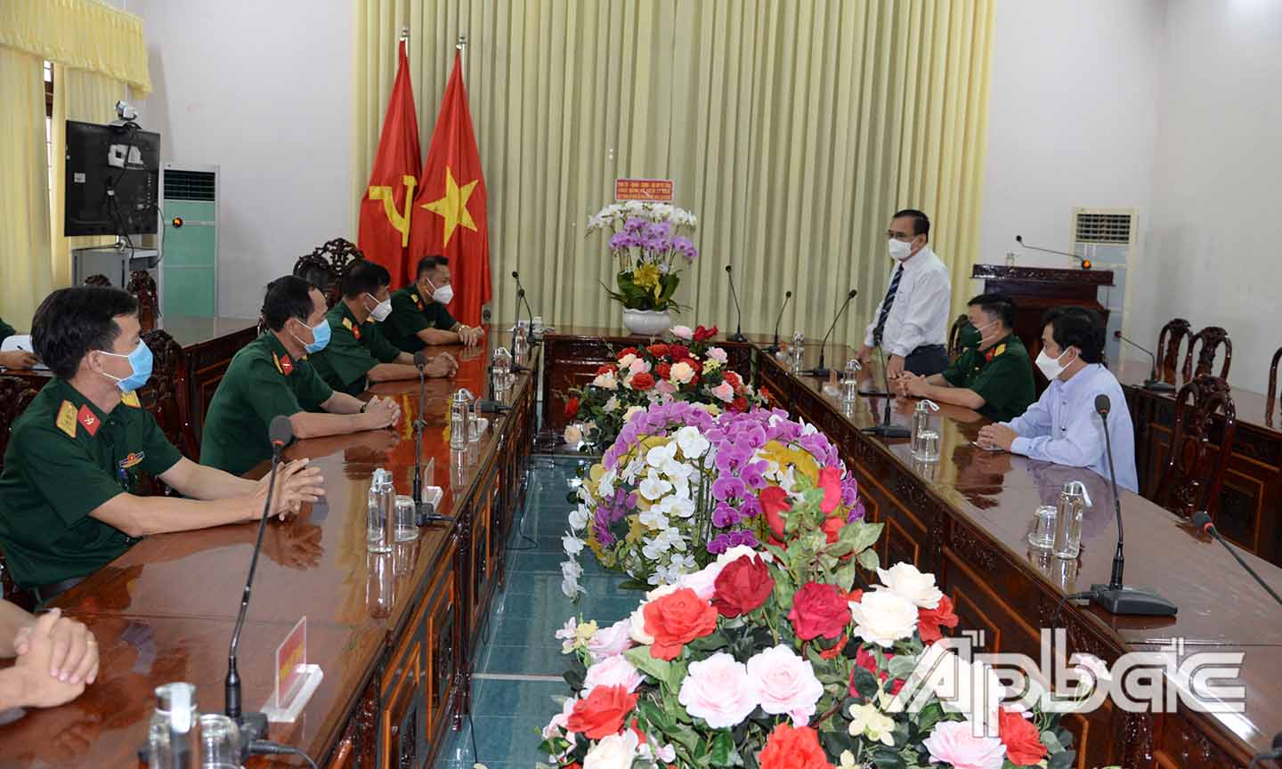 Đồng chí Võ Văn Bình thăm và tặng quà Sư đoàn 8.