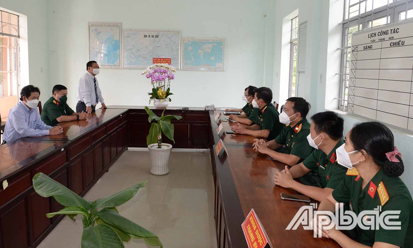 Đồng chí Võ Văn Bình thăm và tặng quà Bệnh viện dã chiến truyền nhiễm số 6.