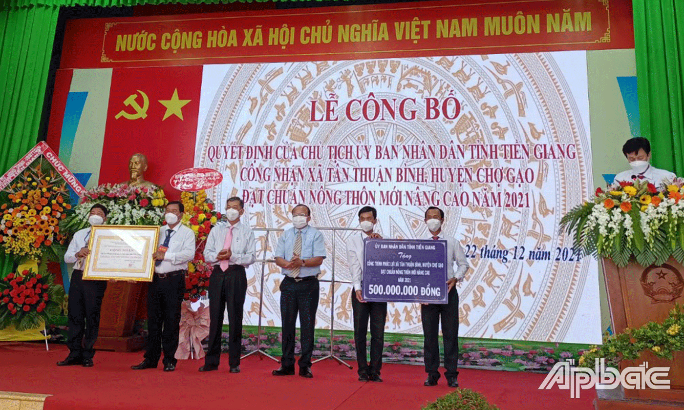 Tân Thuận Bình nhận Bằng công nhận đạt chuẩn nông thôn mới nâng cao.