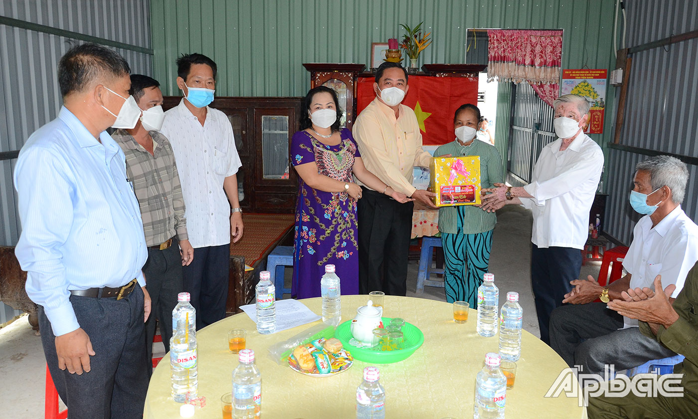 Lãnh đạo Công ty TNHH Thương mại Nông Thuận Phát tặng quà cho gia đình ông Nguyễn Thanh Hồng.