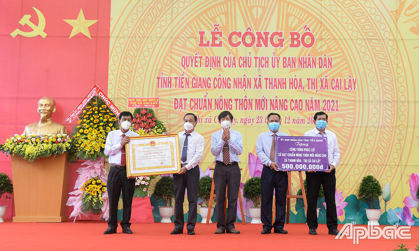Đồng chí Trịnh Công Minh trao Bằng công nhận đạt chuẩn NTM nâng cao và Bảng tượng trưng tặng công trình phúc lợi trị giá 500 triệu đồng cho xã Thanh Hòa.
