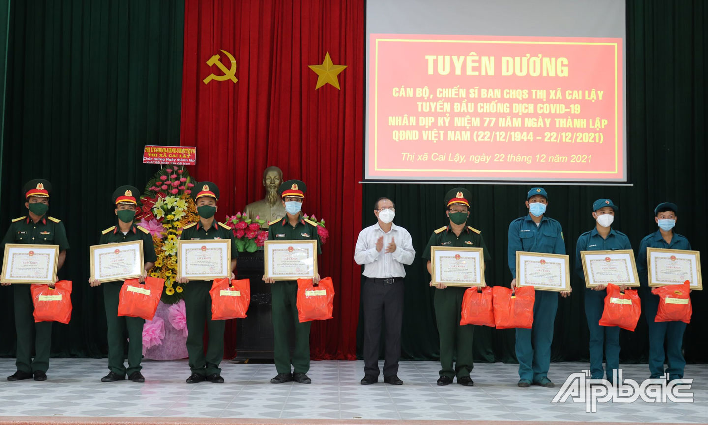   Ông Trần Văn Thức, Chủ tịch UBND thị xã Cai Lậy tặng Giấy khen và quà cho các cá nhân.
