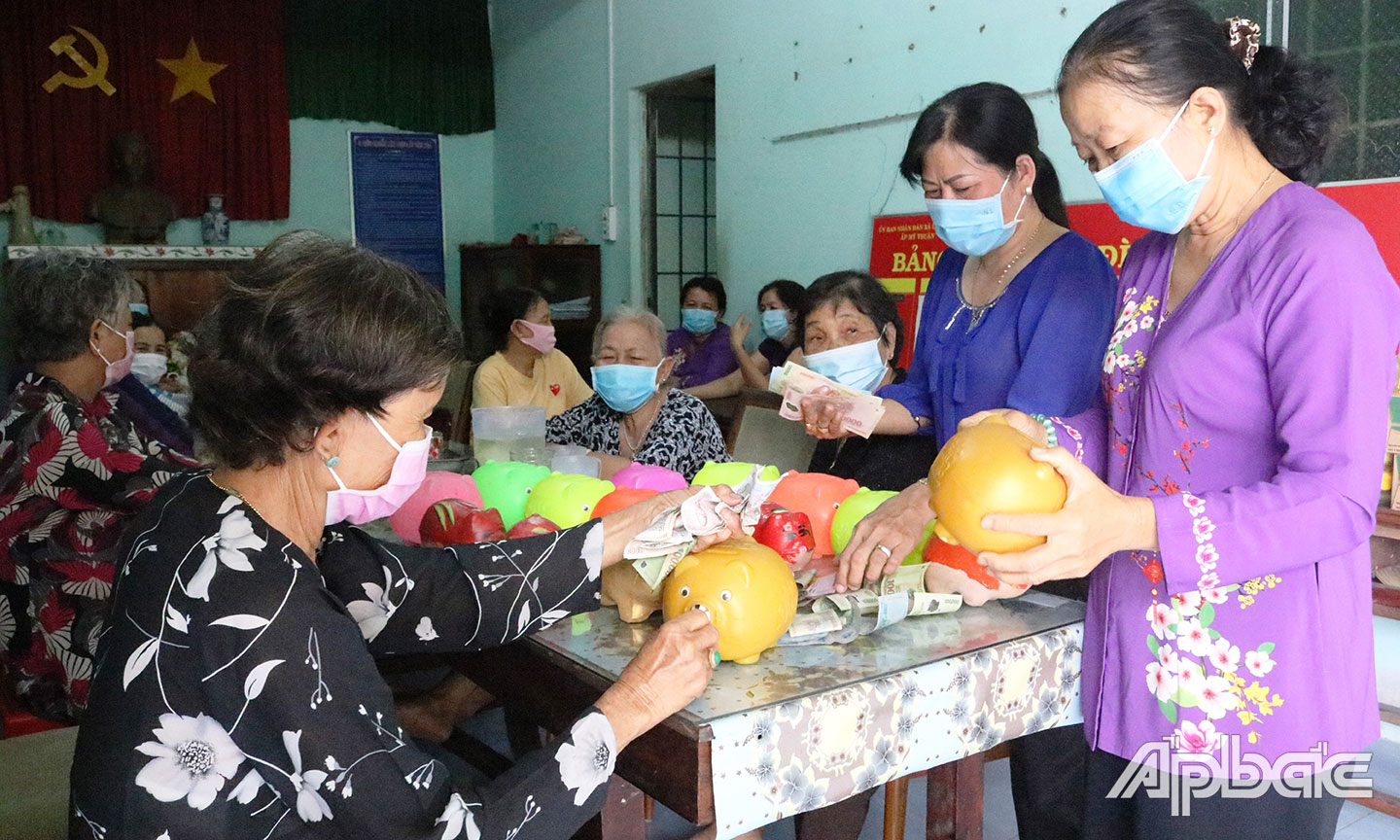 Các mô hình CLB, tổ, nhóm phụ nữ trên địa bàn huyện Cai Lậy thu hút hội viên, phụ nữ tham gia. Ảnh: Tổ tiết kiệm nuôi heo đất ấp Mỹ Thuận, xã Long Tiên.