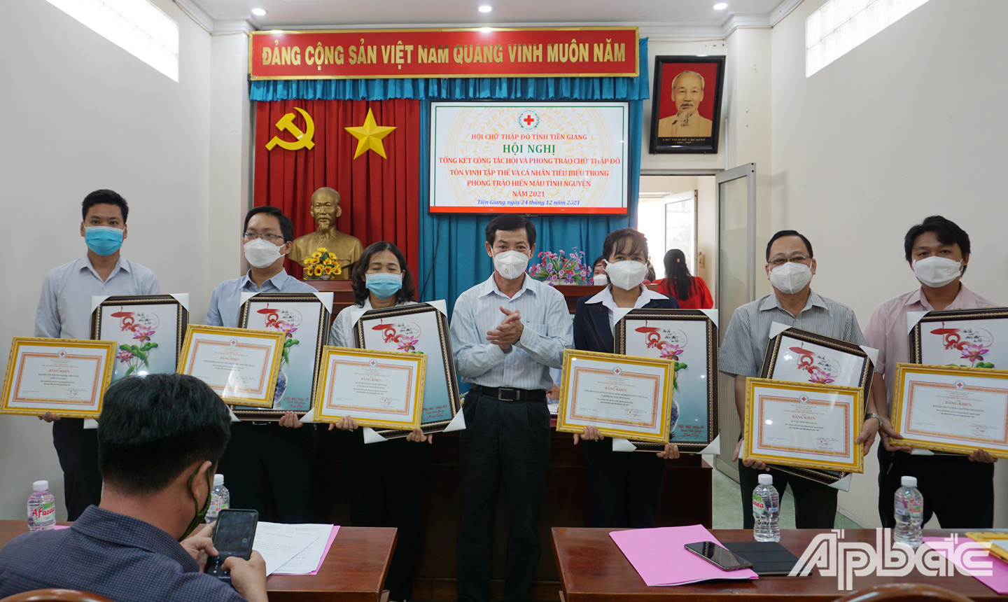 Chủ tịch Hội CTĐ, Võ Văn Láng trao Bằng khen của BCH Trung ương Hội cho các tập thể xuất sắc trong công tác vận động HMTN