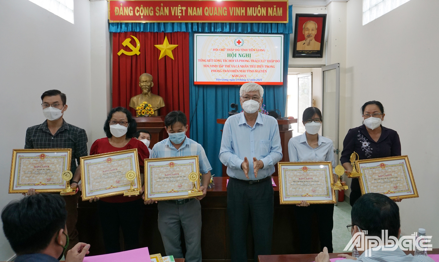 Tỉnh Hội trao tặng Bằng khen của Ủy ban nhân dân tỉnh Tiền Giang cho các tập thể, cá nhân có thành tích xuất sắc trong phong trào Hiến máu tình nguyện năm 2021