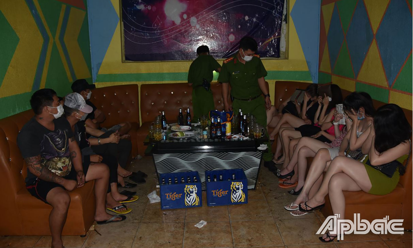 Bắt quả tang 1 phòng karaoke vẫn đang hoạt động.