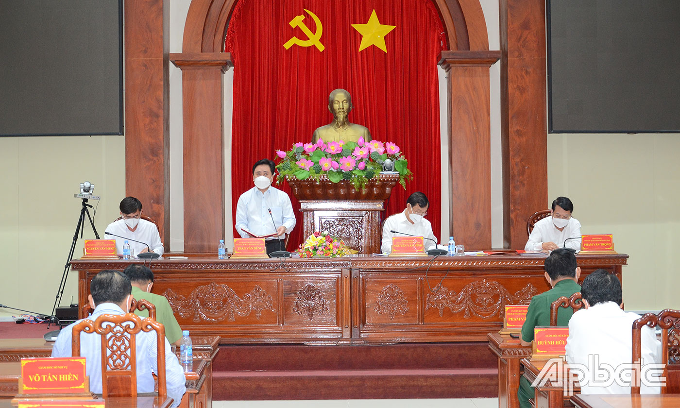 Phó Chủ tịch Thường trực UBND tỉnh Trần Văn Dũng phát biểu tại phiên họp.