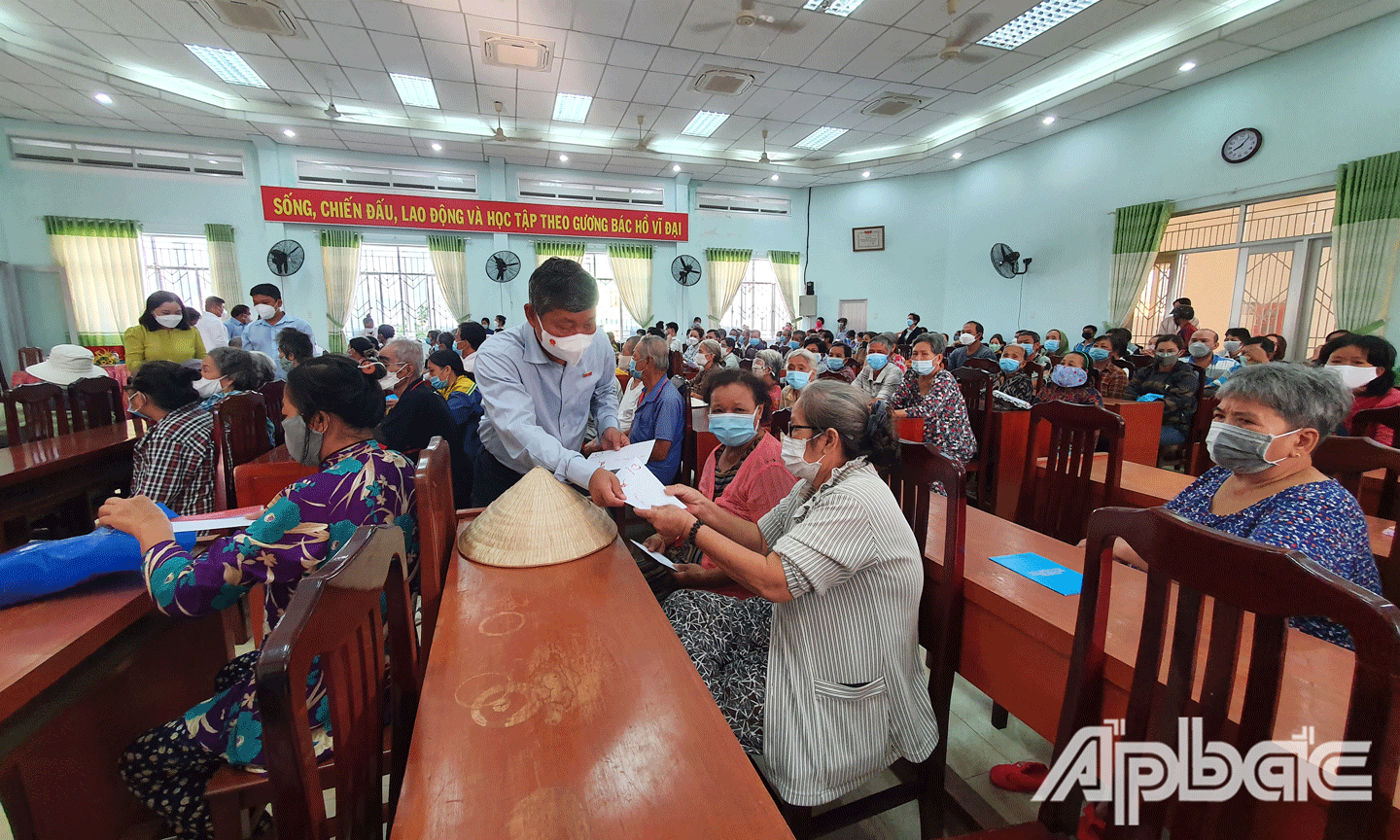 Phó Chủ nhiệm Ủy ban các vấn đề xã hội của Quốc hội Nguyễn Hoàng Mai trao quà cho người dân. 