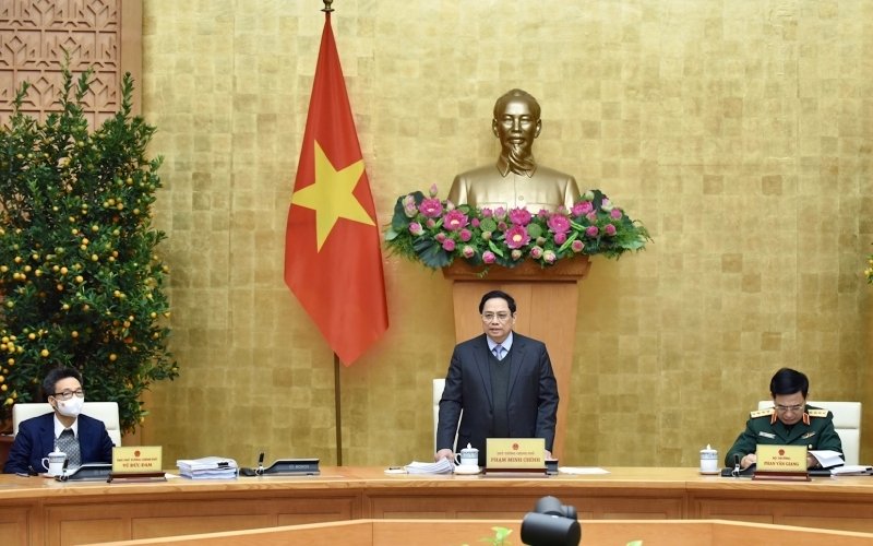 Prime Minister Pham Minh Chinh (standing) speaks at the meeting (Photo: NDO/Tran Hai).