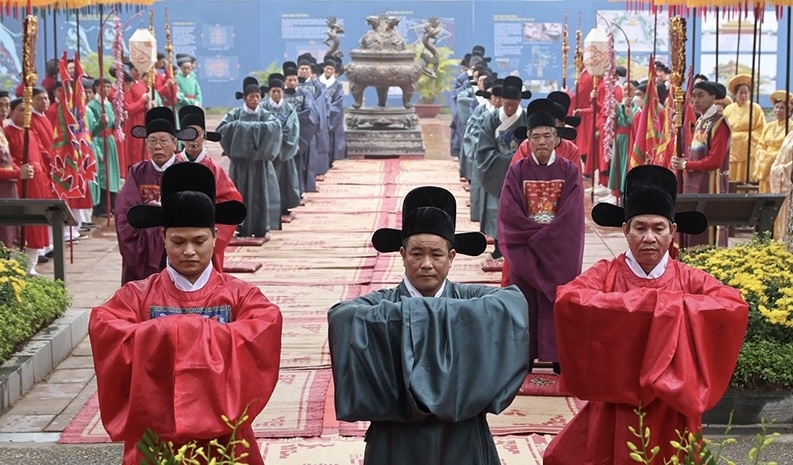 The reproduction of the process to present the calendar cover to the king. (Photo: NDO).