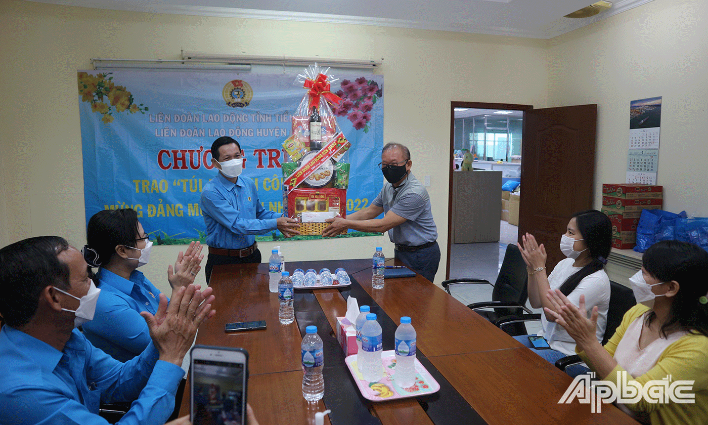 Đoàn chúc tết và tặng quà Công ty TNHH Dream Mekong (huyện Cái Bè, tỉnh Tiền Giang)