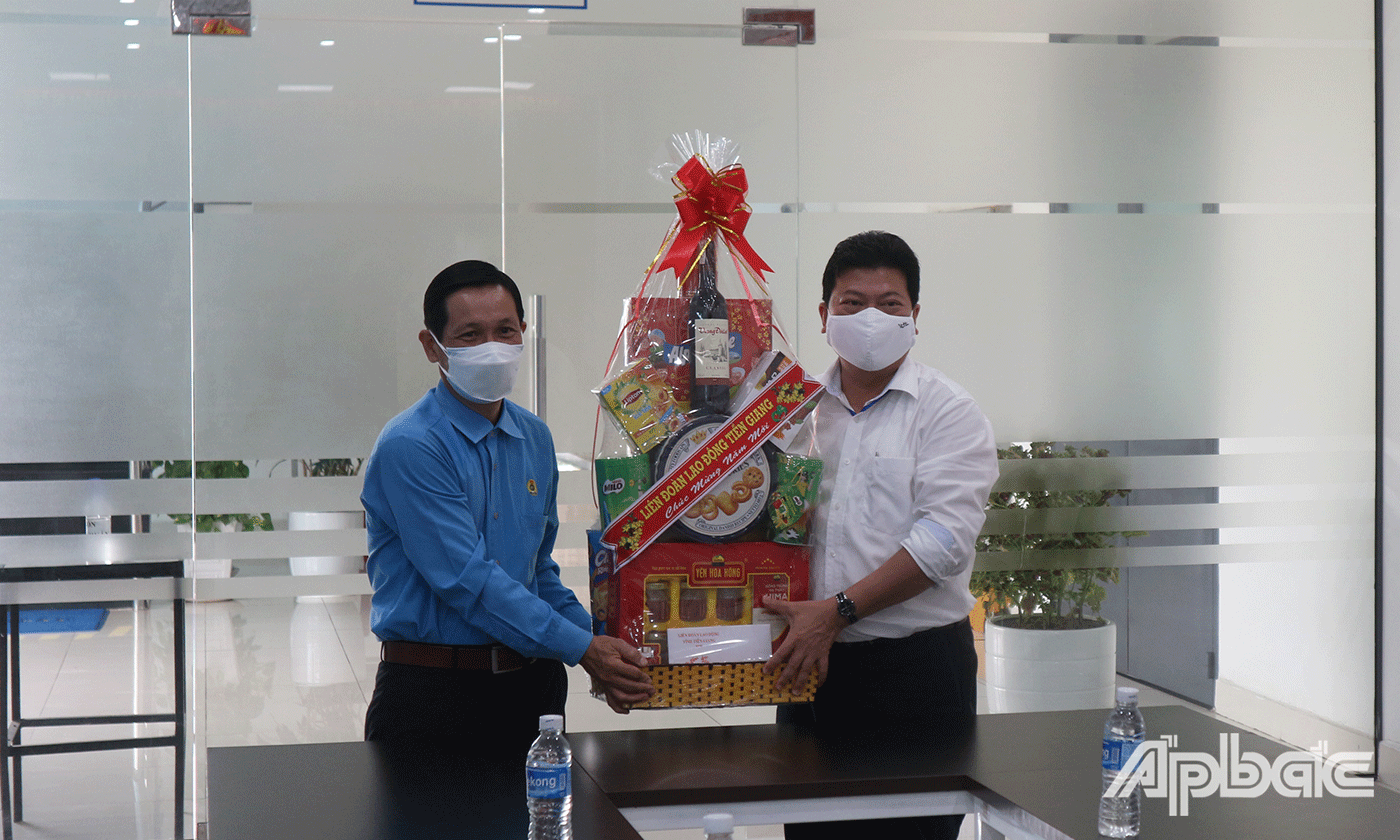 Đồng chí Lê Minh Hùng trao quà tết cho lãnh đạo Công ty cổ phần May Việt Tân (TX. Cai Lậy)