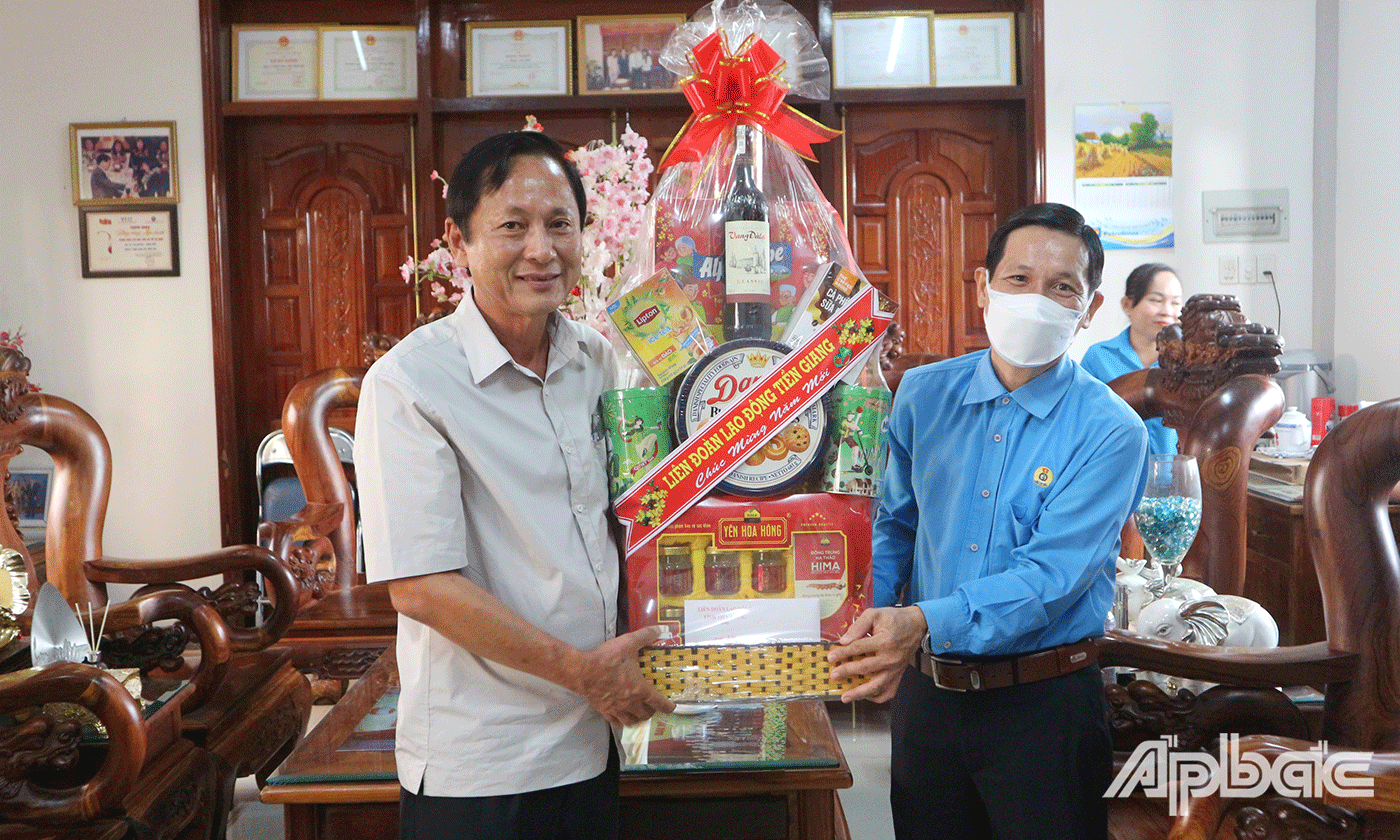 đồng chí Lê Minh Hùng Chủ tịch Liên đoàn Lao động tỉnh Tiền Giang  tặng quà tết cho Công ty TNHH MTV Xăng dầu Hồng Đức (huyện Châu Thành)