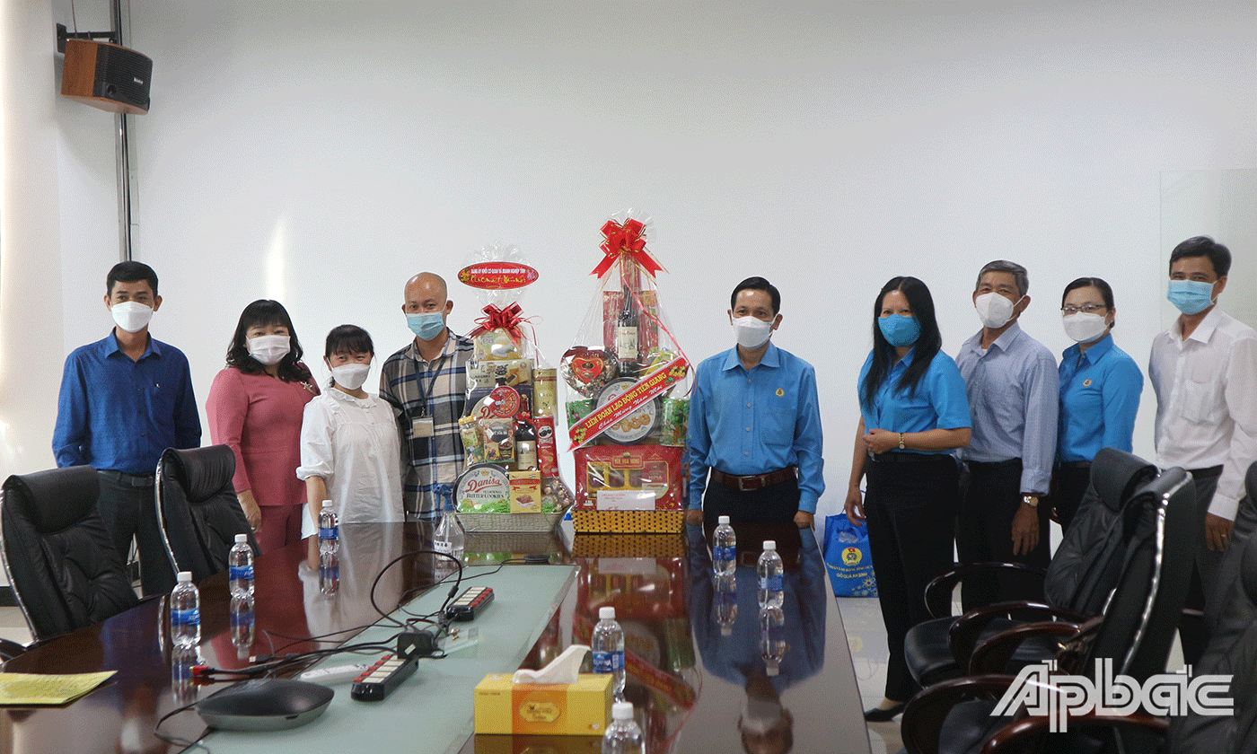 Đoàn chúc tết và tặng quà tại Công ty TNHH Freeview TG (khu công nghiệp Tân Hương)