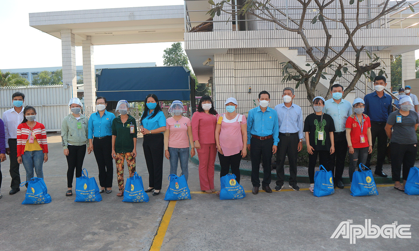 Công nhân lao động Công ty TNHH Dụ Đức (khu công nghiệp Tân Hương) nhận túi an sinh
