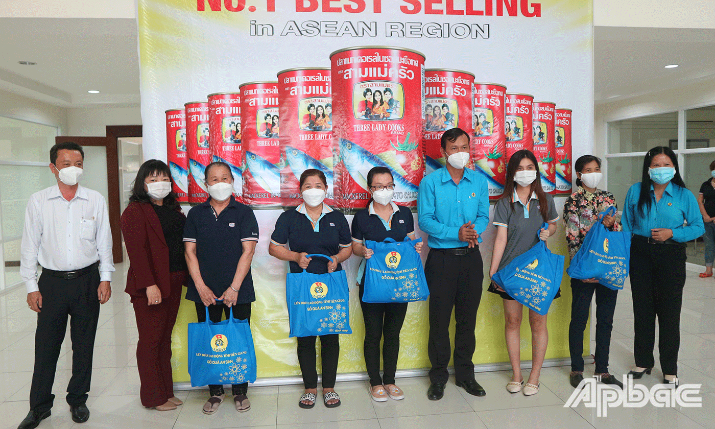 Công nhân, lao động tại Công ty TNHH Royal Foods VN nhận túi an sinh từ LĐLĐ tỉnh Tiền Giang