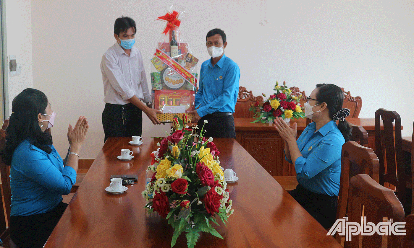 Đoàn đến thăm, tặng quà Công ty TNHH TM DV XD Minh Thái (huyện Gò Công Tây)