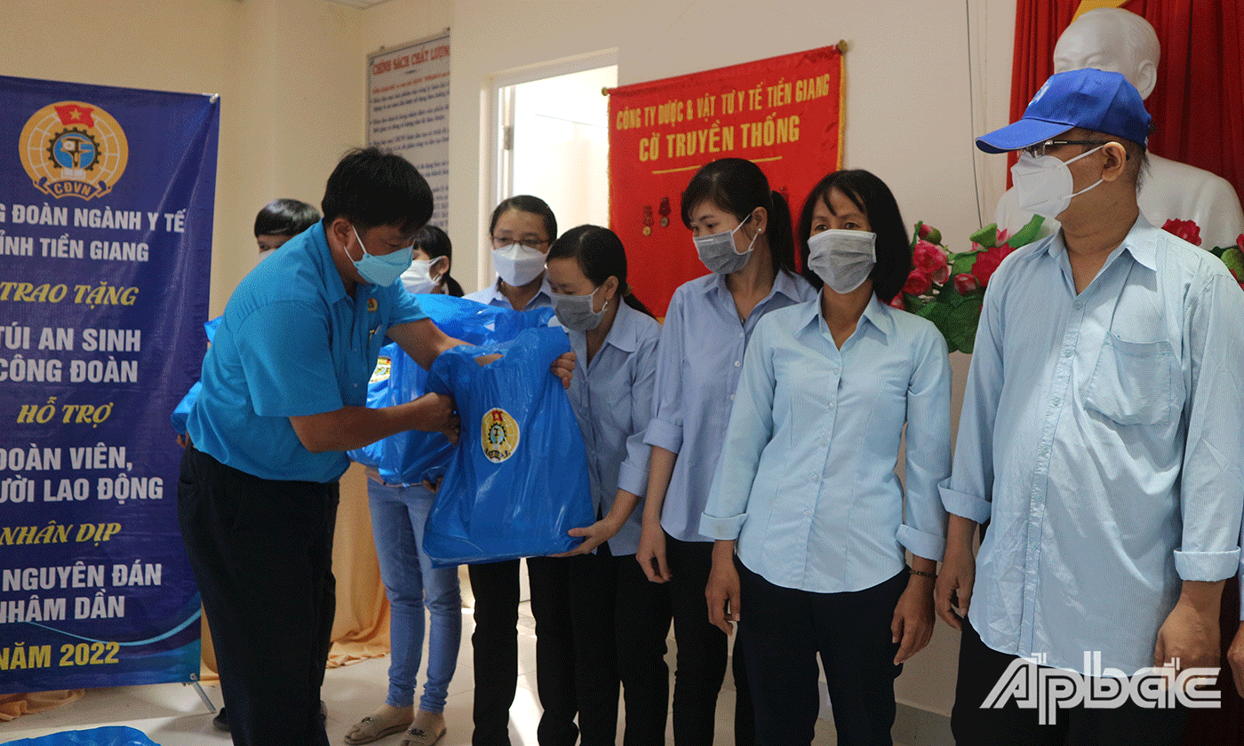 Công đoàn ngành Y tế trao túi an sinh cho người lao động khó khăn