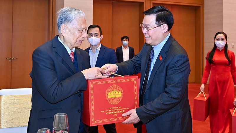 NA Chairman Vuong Dinh Hue presents gifts to former NA leaders. (Photo: Duy Linh).