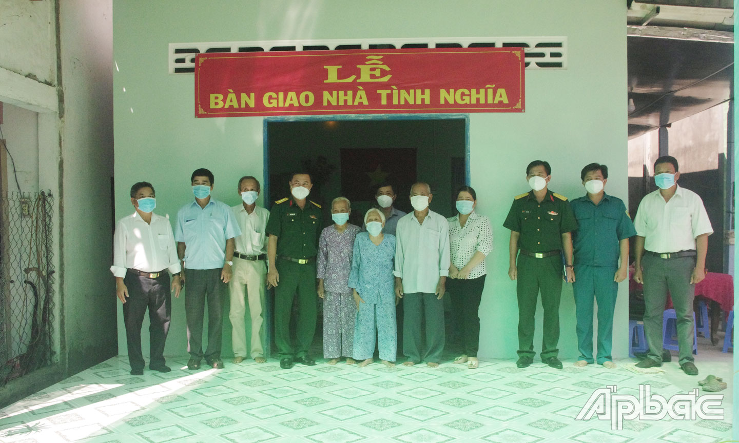 Lãnh đạo ban, ngành chụp ảnh lưu niệm trong Lễ bàn giao nhà “Tình nghĩa” cho bà Ngô Thị Tươi.