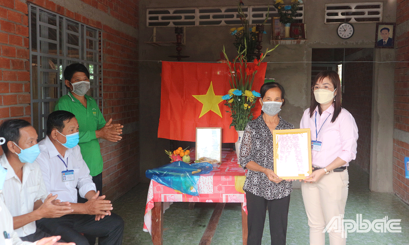 Lãnh đạo UBND Mặt trận Tổ Quốc Việt Nam xã Mỹ Thành Nam trao Quyết định bàn giao nhà cho chị 