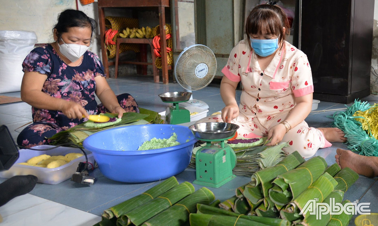 Lượng đặt hàng bánh tét Hội Gia bắt đầu tăng trong những ngày cận tết.