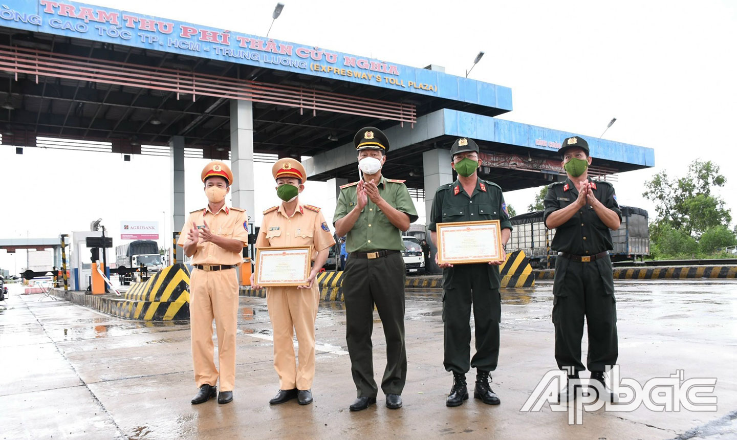 Phòng CSGT - Công an Tiền Giang nhận Bằng khen của Bộ Công an về đảm bảo TTATGT gắn liền phòng, chống dịch Covid-19.