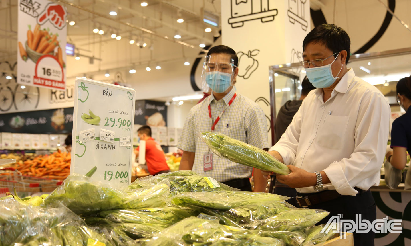 Đồng chí Đặng Văn Tuấn (bên phải) kiểm tra thực tế tại các cơ sở kinh doanh hàng hóa.                                          Ảnh: TUẤN LÂM