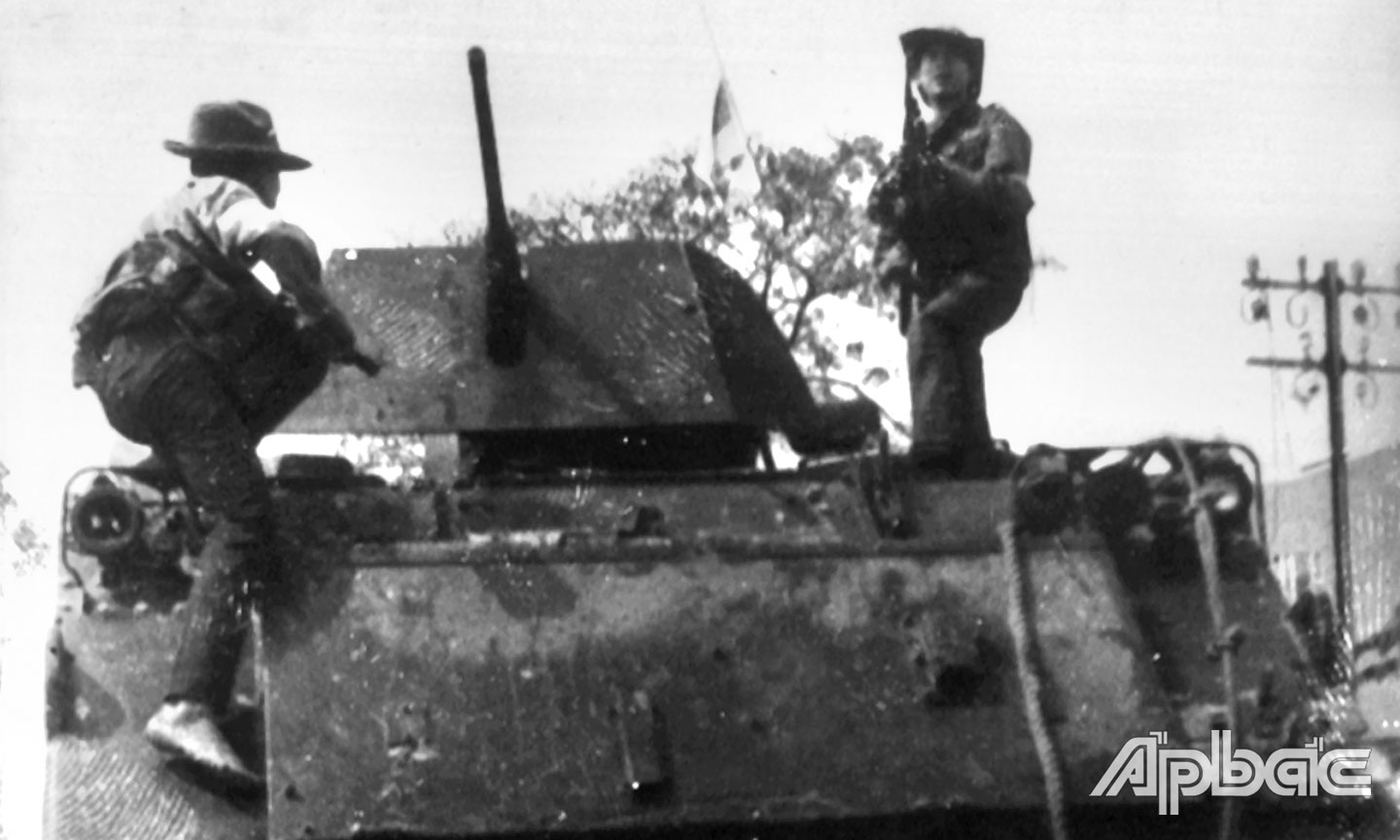 Quân giải phóng chiếm xe tăng địch gữa nội ô TP. Mỹ Tho. Ảnh: Vũ Hoài Nam