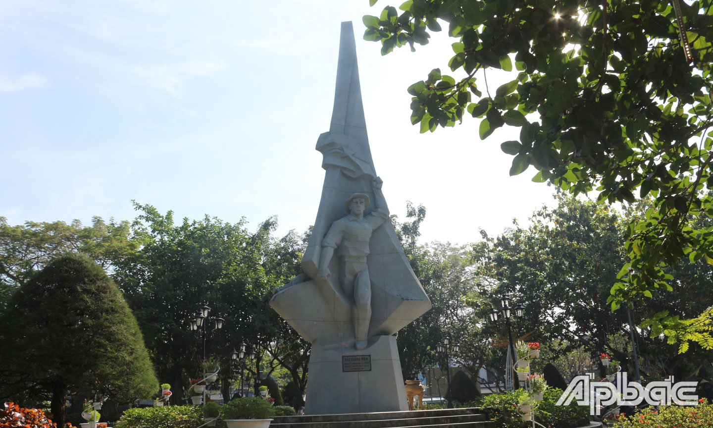 Đài tưởng niệm đồng bào và chiến sĩ anh dũng hi sinh trong Cuộc tiến công và nổi dậy Xuân Mậu Thân năm 1968. 