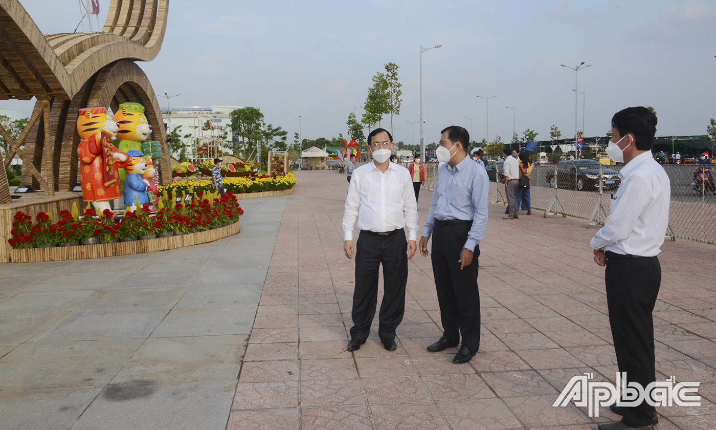 Đồng chí Nguyễn Văn Vĩnh kiểm tra tiến độ thi công các tiểu cảnh tại Quảng trường Hùng Vương.