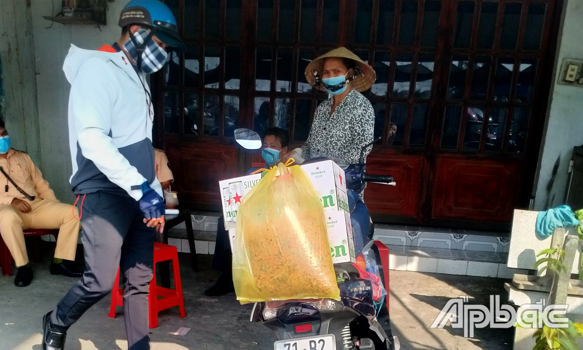 Trên đường về quê ăn tết, anh Dũng đánh rơi chiếc ví, sau đó, lực lượng điều phối giao thông nhặt được và trao trả lại.