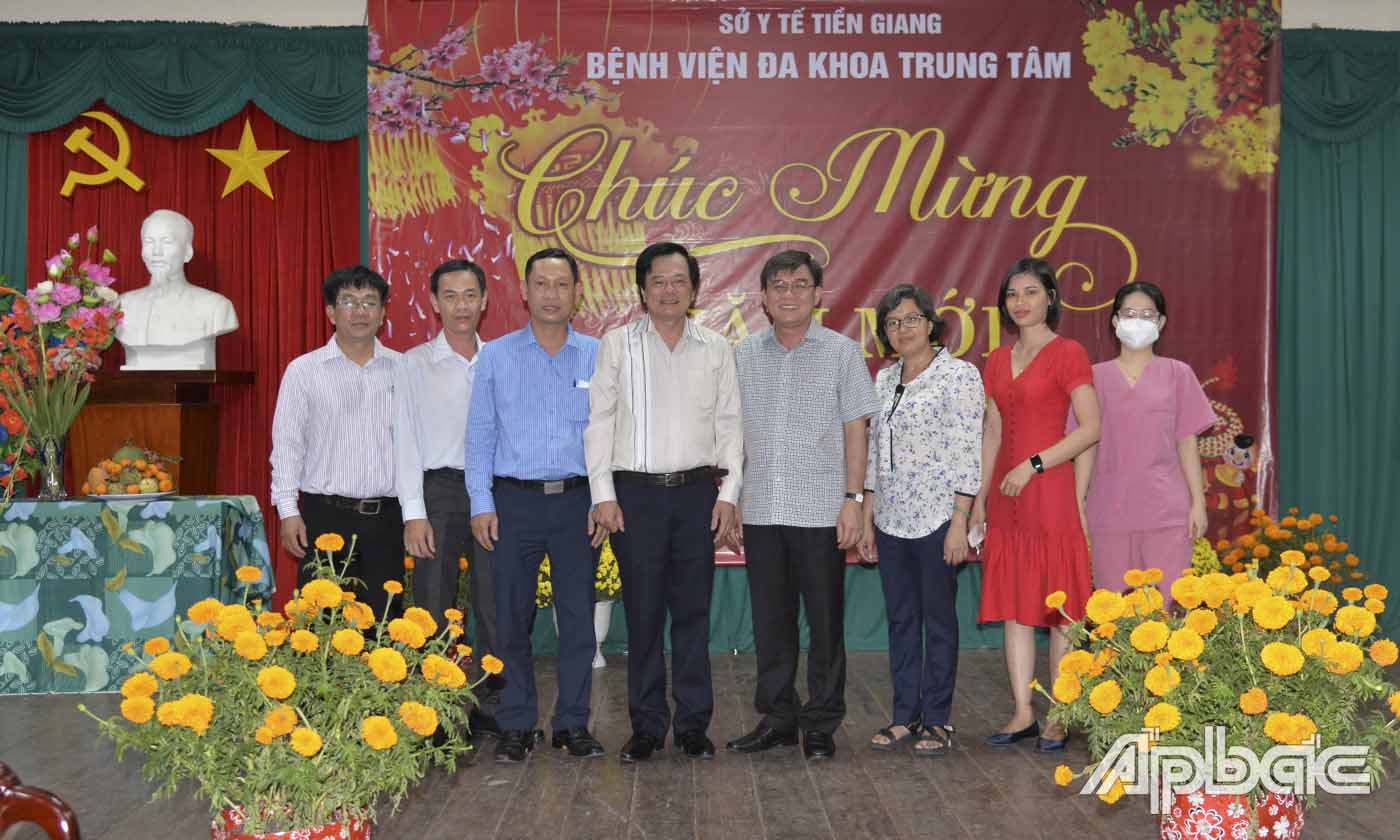 Đồng chí Nguyễn Văn Mười đến thăm và tặng quà tại Bệnh viện Đa khoa Trung tâm tỉnh.