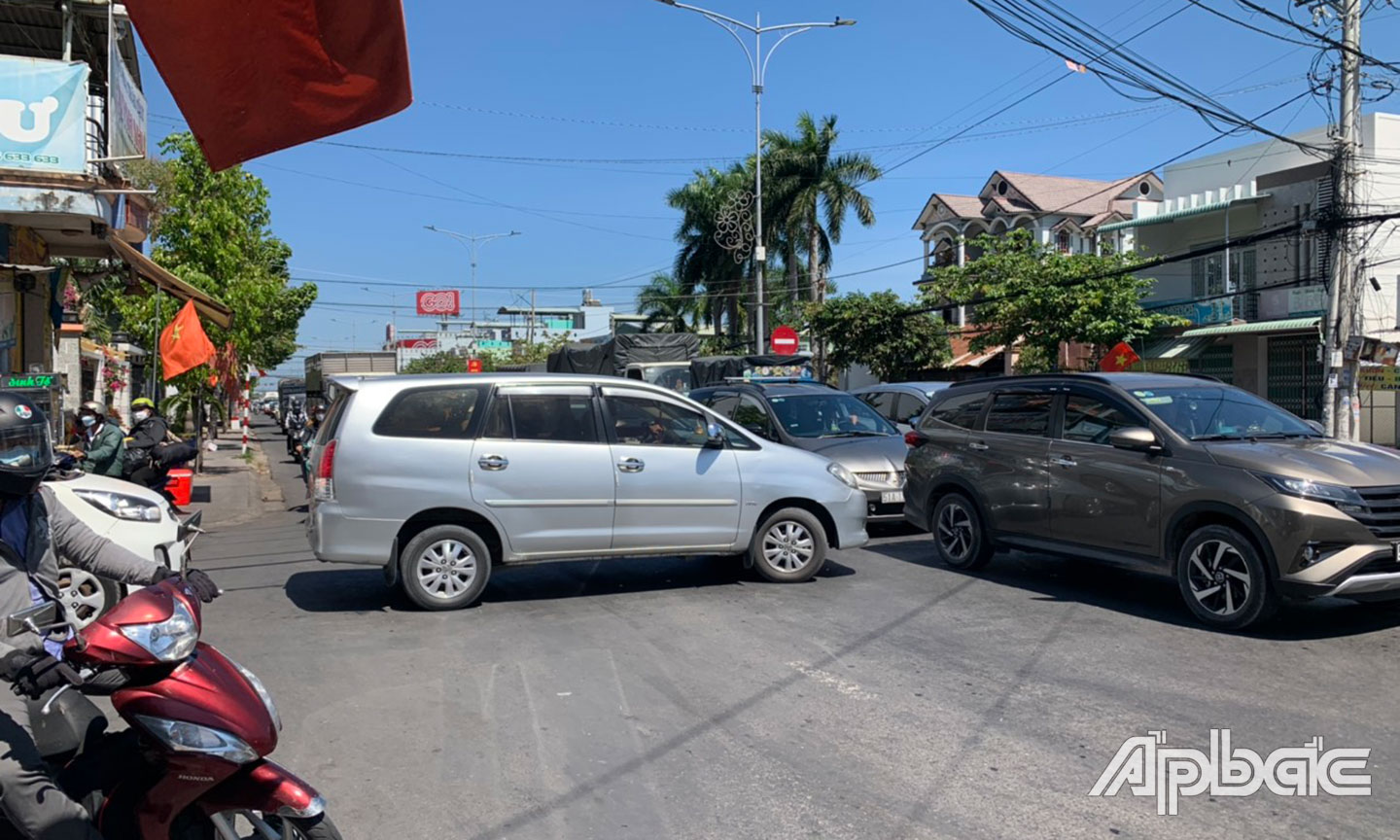 Các phương tiện khó khăn qua lại tại các giao lộ trên quốc lộ 60.