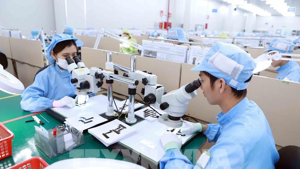 Producing electronic components at YoungPoong Electronics Vina in Binh Xuyen 2 industrial park, Vinh Phuc province (Photo: VNA).