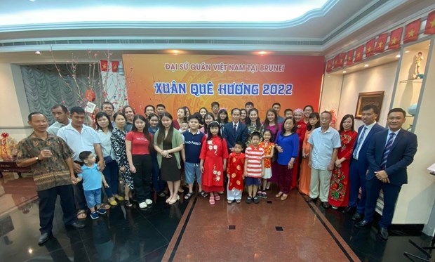 Vietnamese people in Brunei pose for a group photo at the Tet celebration (Source: VNA).