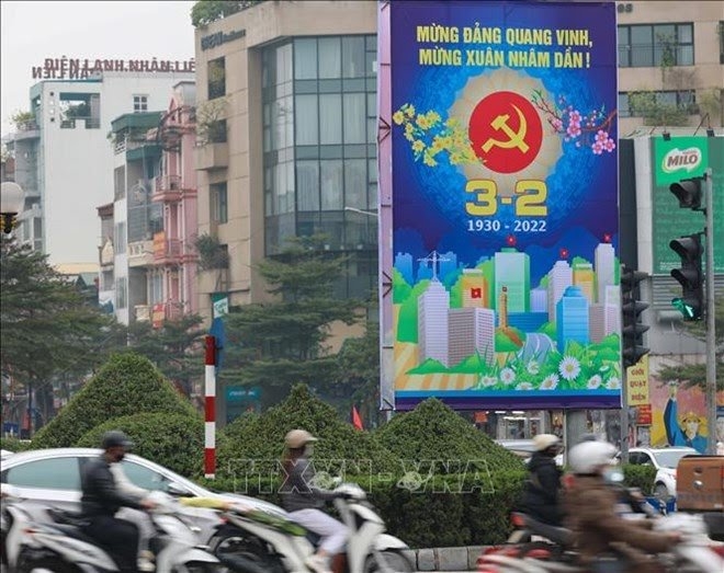 Many streets in Hanoi are decorated with banners, slogans, and posters along with national flags, Party flags to mark the 92nd anniversary of the Communist Party of Vietnam (February 3) and welcome the Year of the Tiger. (Photo: VNA).