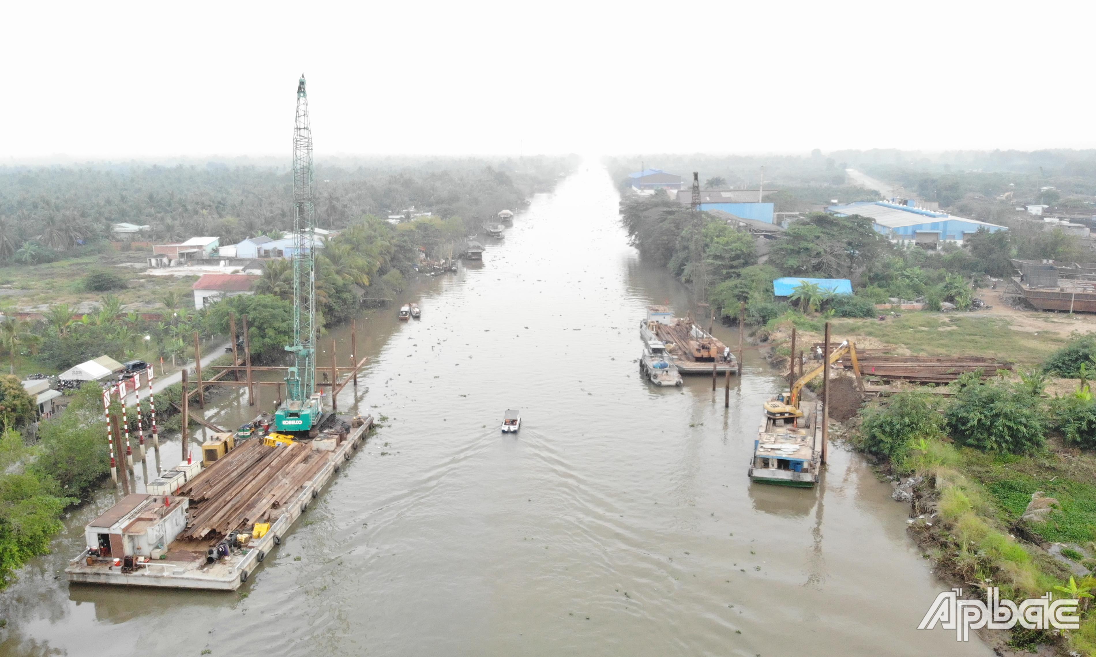 Đập thép trên kinh Nguyễn Tấn Thành sẽ hoàn thành trước ngày 25-2.