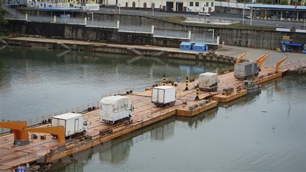 Cargo trucks are cleared at the temporary pontoon bridge opening, km 3+4 Hai Yen-Mong Cai International Border Gate. (Photo: VNA).