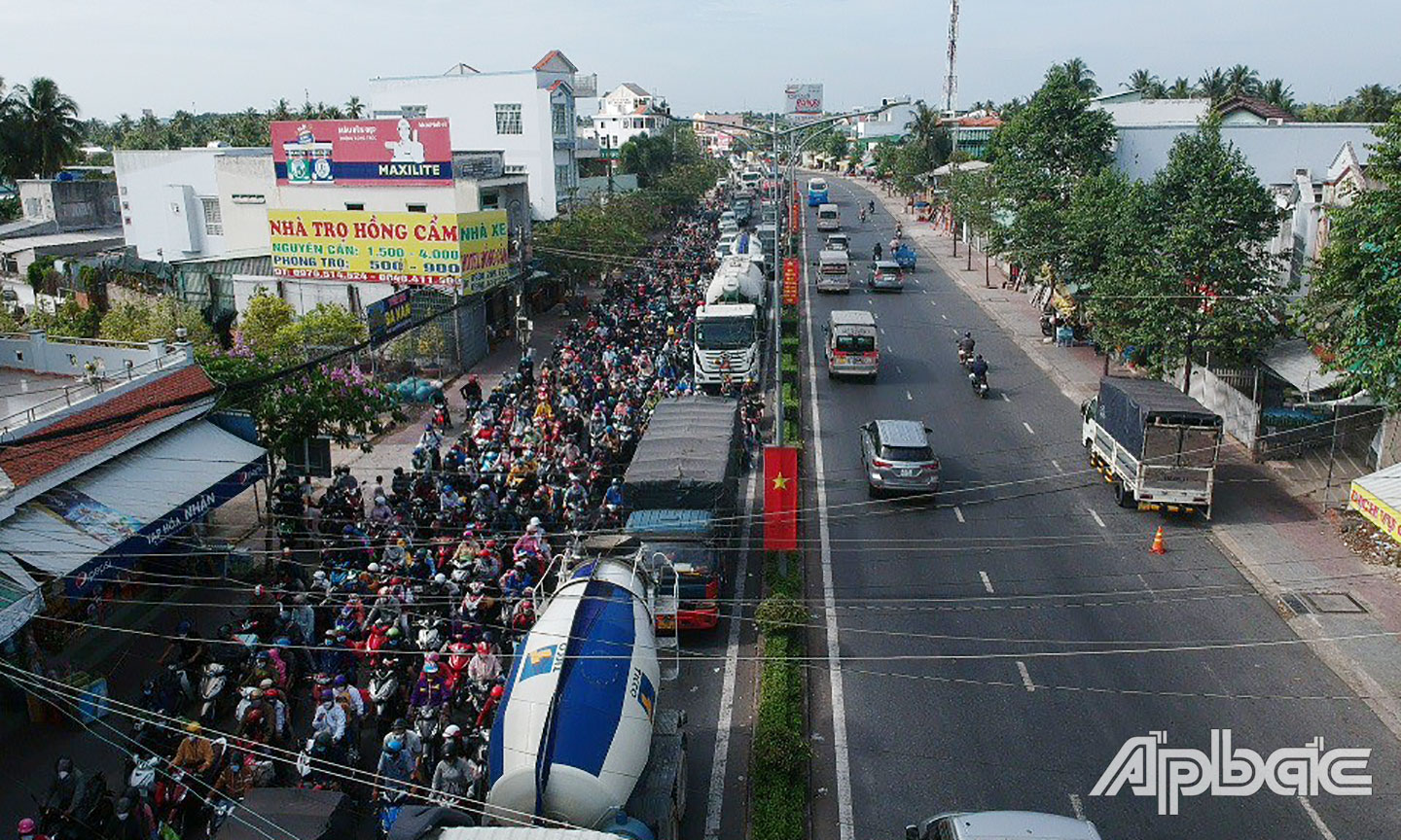 Người dân nối đuôi nhau di chuyển từ miền Tây trở về Tp.Hồ Chí Minh.