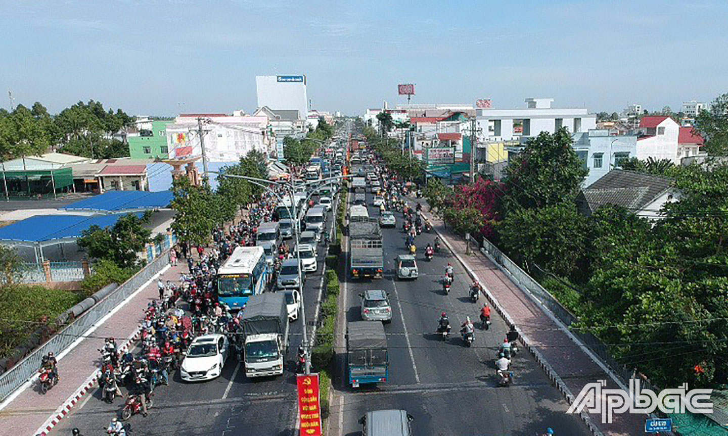 Phương tiện di chuyển khá đông trên quốc lộ 60.