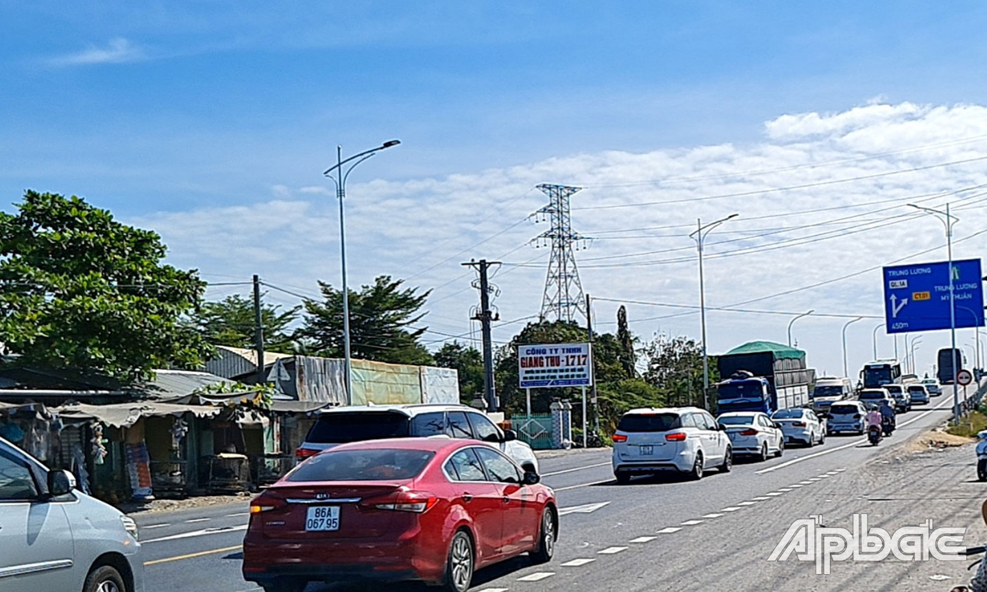 Điểm giao quốc lộ 30 và cao tốc Trung Lương Mỹ Thuận vào lúc 10 giờ 15 ngày mùng 6 Tết.