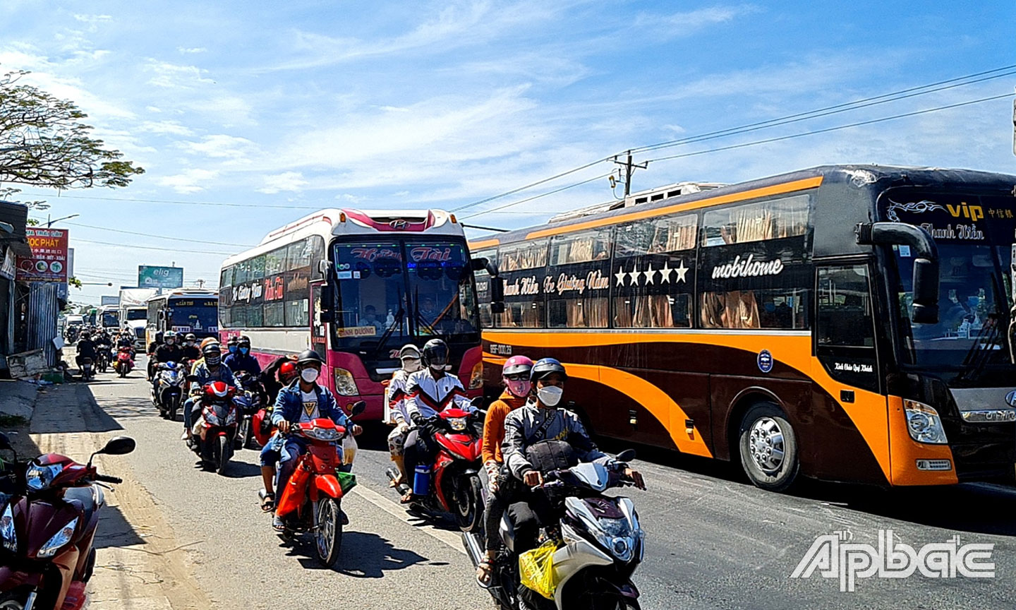 Phương tiện di chuyển chậm, nối đuôi nhau từ cầu An Hữu đến cầu Mỹ Thuận vào lúc 11 giờ sáng mùng 6 Tết.