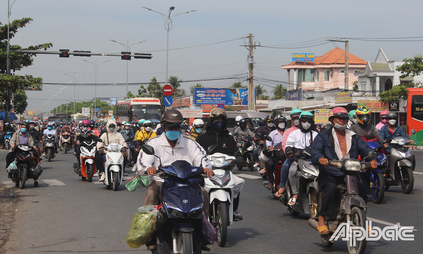 Càng về trưa phương tiện càng đông dần.